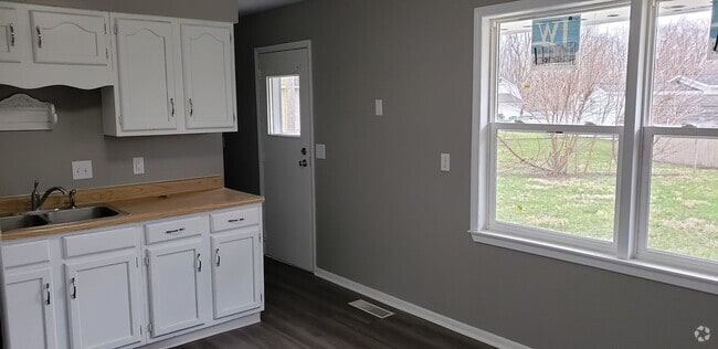 Building Photo - 3 bedroom 1 bath Rental
