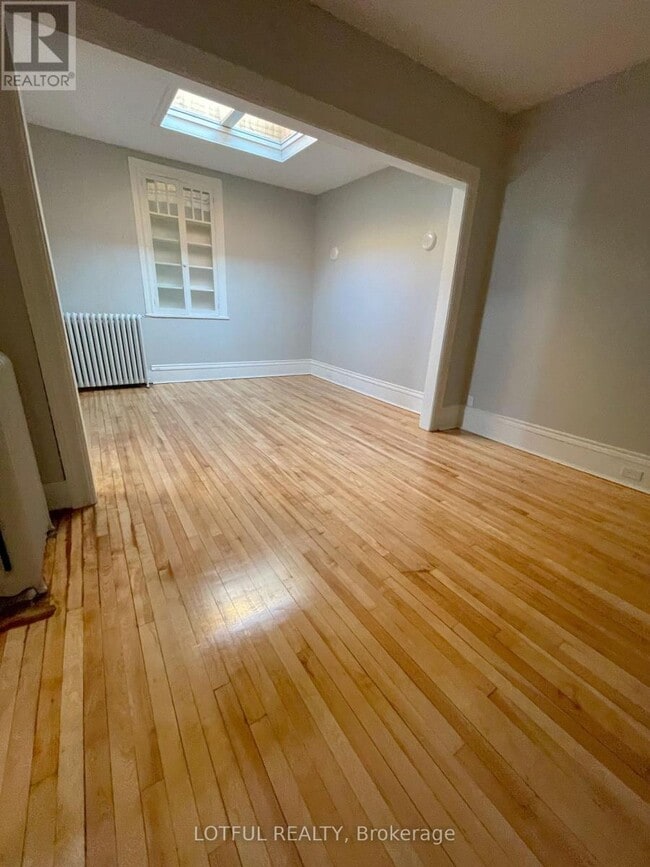 Photo - 4 - 4 1/2 RUSSELL STREET E