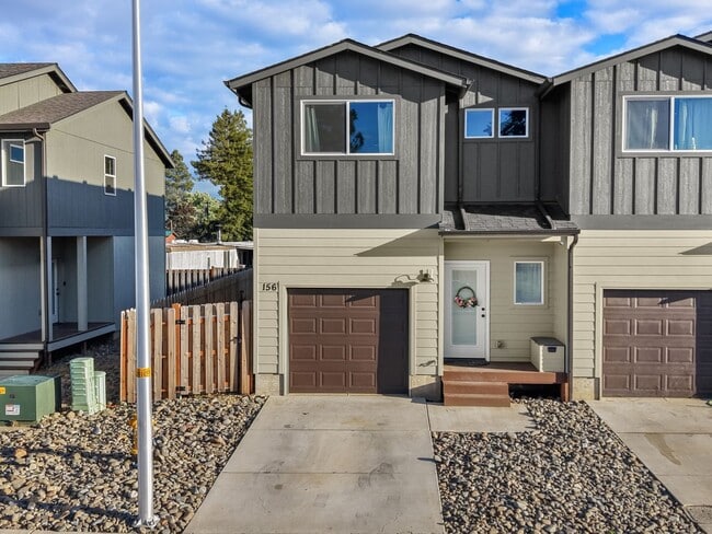 Building Photo - Sutherlin 3 Bedroom Townhouse!