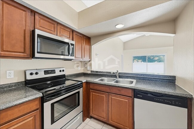 Photo - 950 Woodsong Way