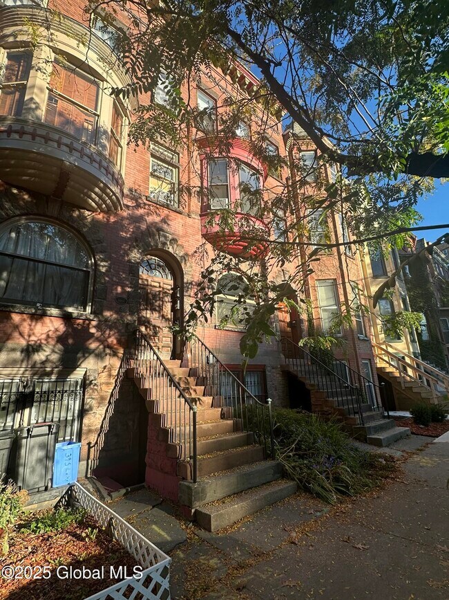 39 S Lake Ave Unit #4