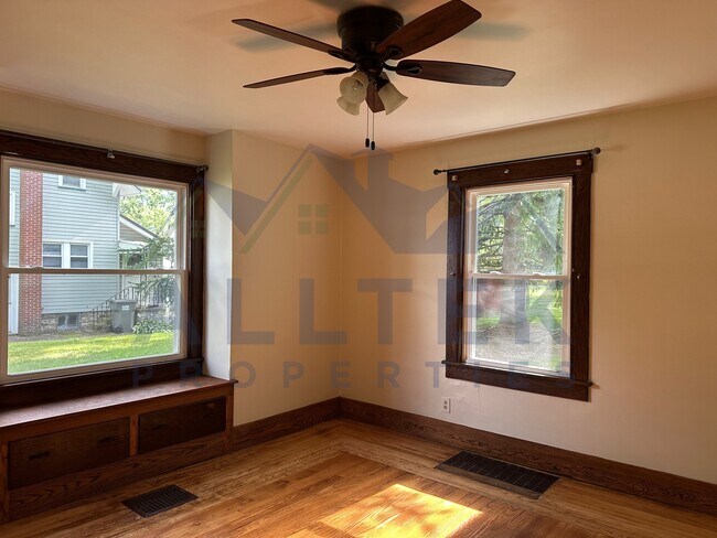 Photo - 11900 Market St