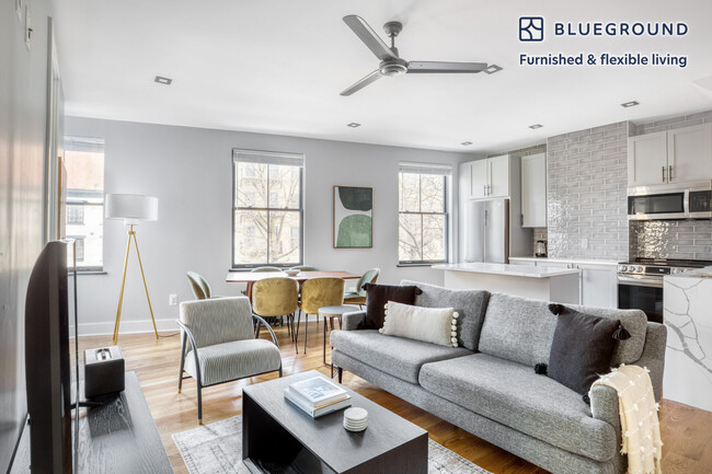 Building Photo - 302 W 11th St Rental