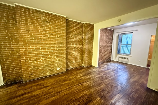 Building Photo - 2274 Broadway