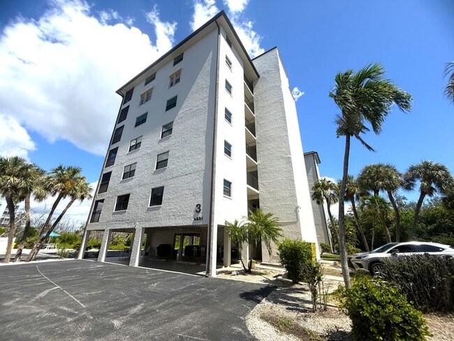 Building Photo - SEASONAL BEACH ACCESS 2/2 CONDO ON FT. MYE...