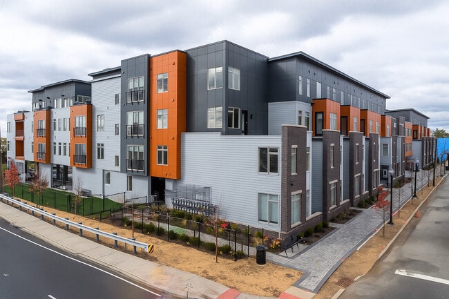 Building Photo - Five85West