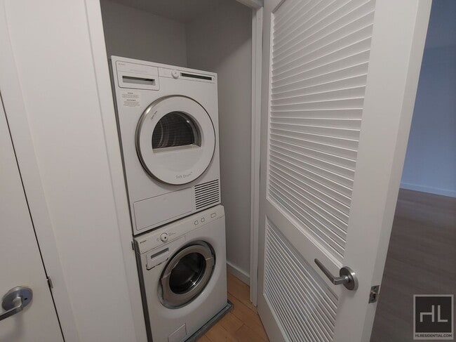 Photo - East 39th Street Unidad 17F