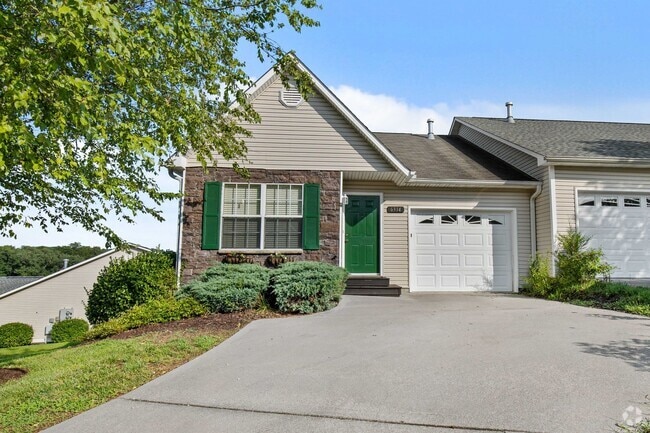 Building Photo - 2 Bedroom, 2 Bath Townhouse for Rent in Kn...