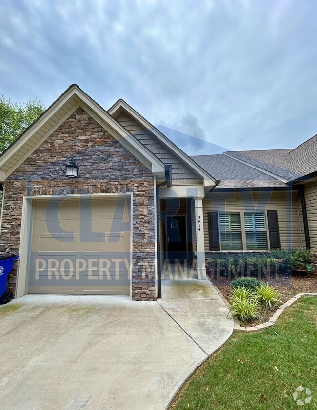 Building Photo - Spacious 2 Bed / 2 Bath Townhome with Vaul...
