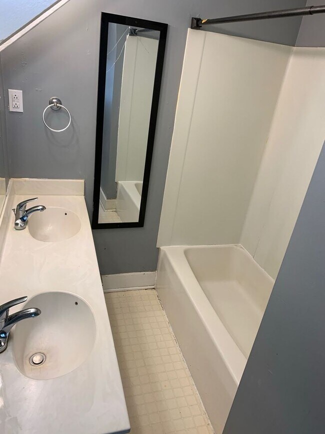 Photo - 3 Bedroom Duplex Unit 1026A Upper