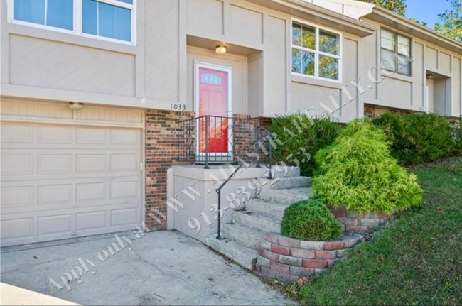 Photo - Adorable 3 Bed 2 Bath Duplex in Olathe-Available NOW!!