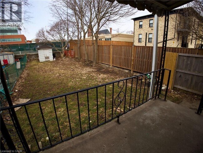 Photo - 511 King St Unité B