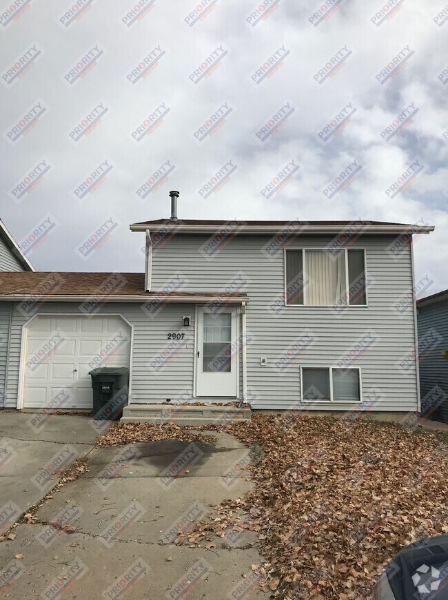 Building Photo - 3 bedroom, 2 bath 1,200 sqft Rental