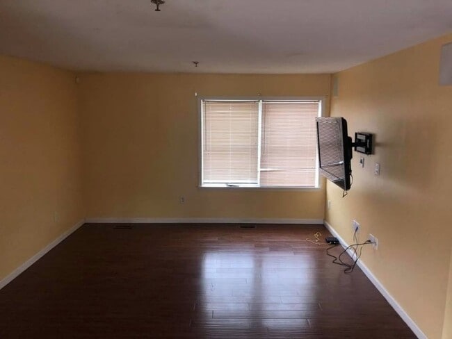 Photo - 3 Bedroom 2 Bathroom Garden Apartment Blocks From Penn West Unit #2