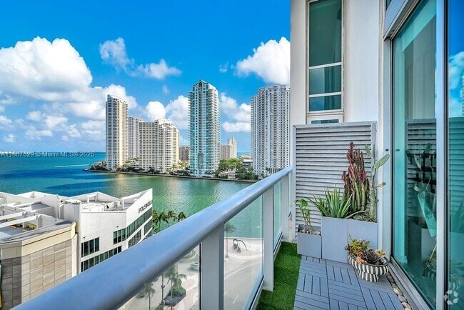 Building Photo - 300 S Biscayne Blvd Unit L-1232 Rental