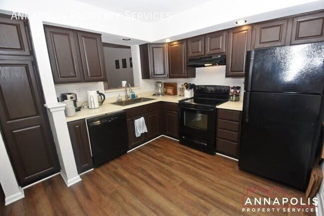 2110 Commissary Cir
