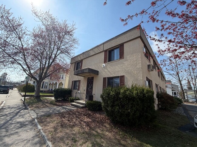 Building Photo - 10 Thompson St Unit E