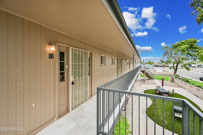 Building Photo - 430 W 3rd St Unit 12