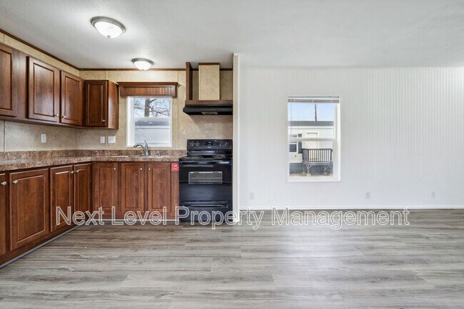 Photo - 111 S Cedar Dr