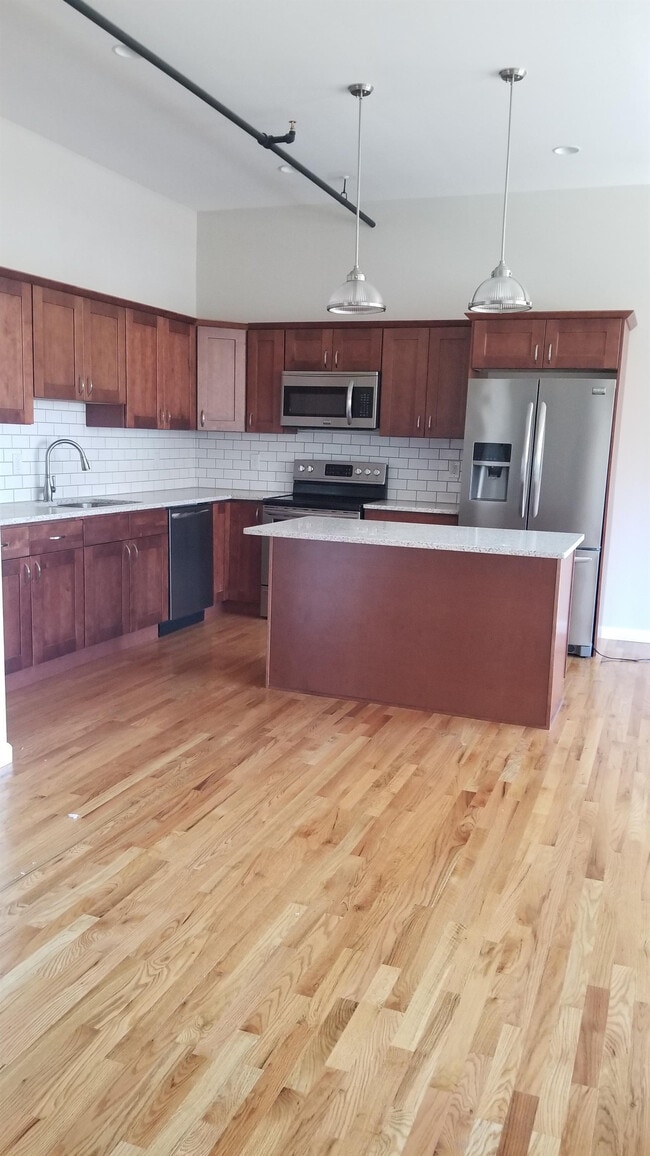 Building Photo - 1808 5th Ave