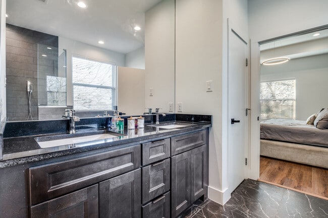 Photo - 324 S Main St