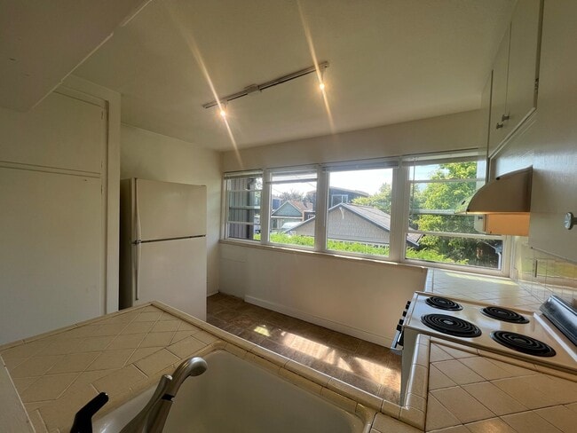 Building Photo - Bright & Spacious One-Bedroom Overlooking ... Unit 4 Rental