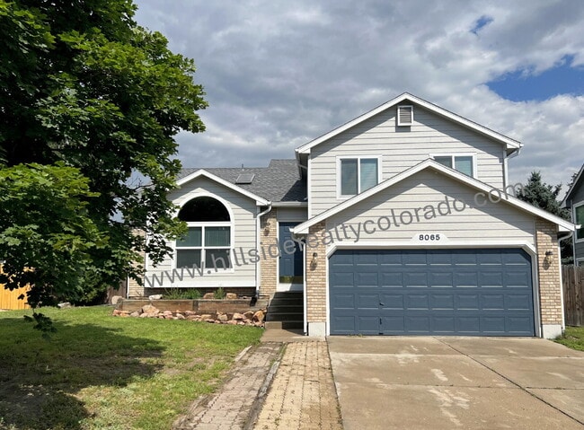 Building Photo - Beautifully Updated Split-Level Home with ...