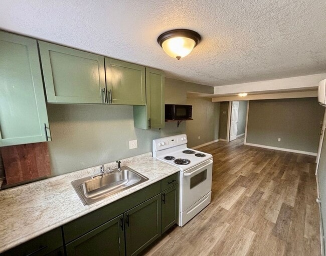 Building Photo - Updated 1 Bed 1 Bath in Central MHK