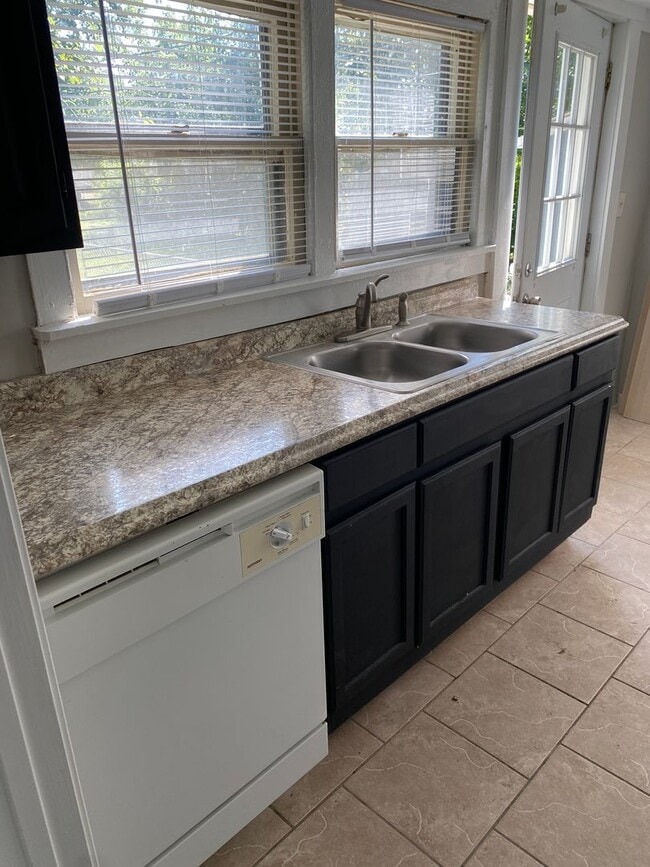 Building Photo - 1806 Culbertson Ave