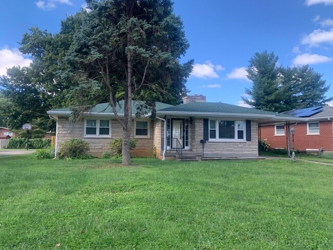 Building Photo - Gorgeous, Updated 3 Bedroom, 2 Bath Ranch ... Rental