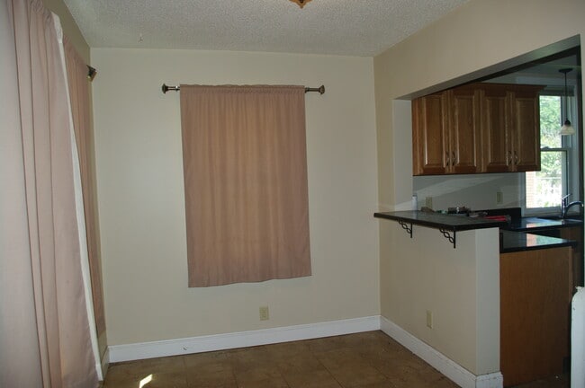 Photo - Large Garage!! Large 3 Bedroom House in Midway near Green Line