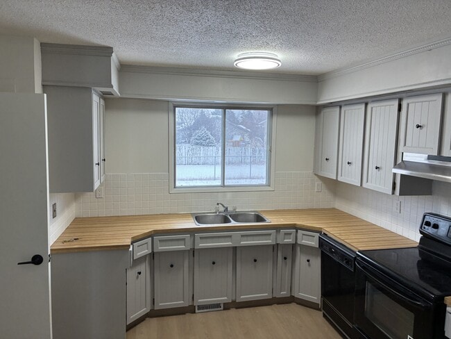 Photo - 6637 Poplar Dr