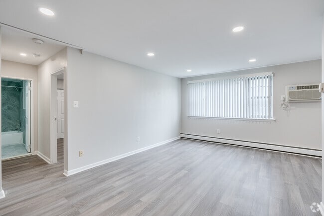 1BR, 1BA - 673SF