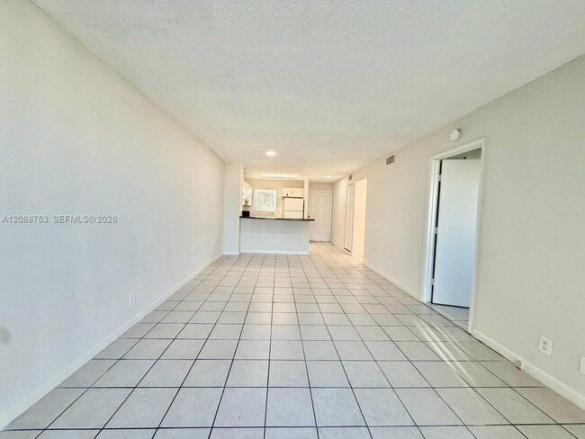 Photo - 8750 N Sherman Cir Unidad 505