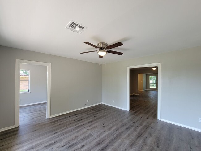 3919 Hickok Ln