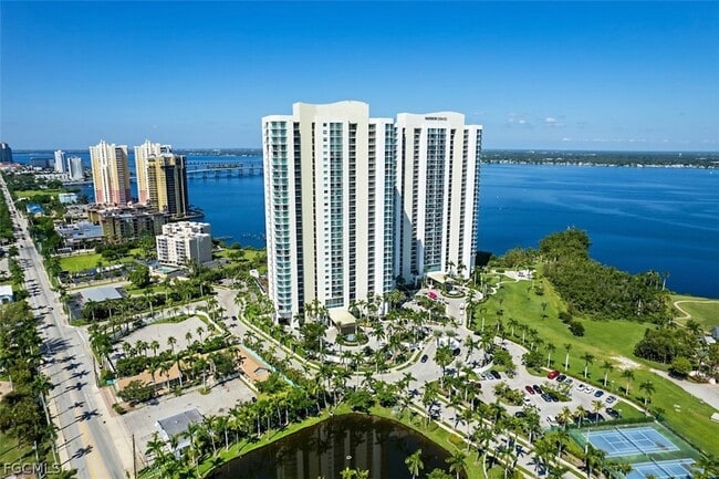 Building Photo - 3000 Oasis Grand Blvd Unit LPH1