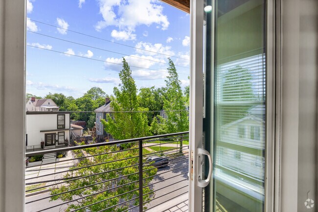 2BR, 2BA - 770SF - Balcony