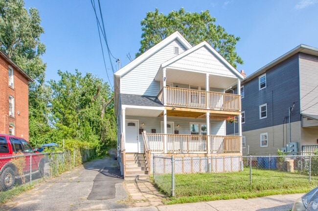Photo - Lovely 3 Bedroom 1 Bathroom - 1st Floor with/ Washer and Dryer Unit 1st Floor