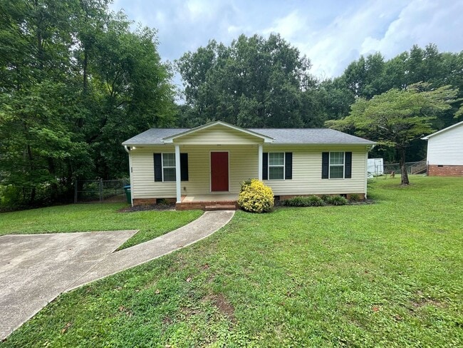 Building Photo - 3 bedroom 2 bath house available