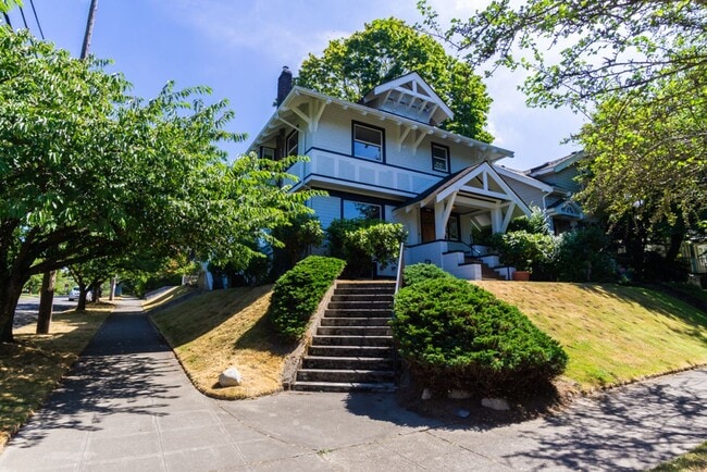 Building Photo - 6bd/3.75ba Seattle Home