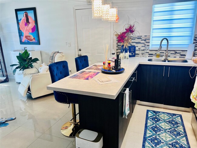 Building Photo - 3101 SW 27th Ave Unit 101