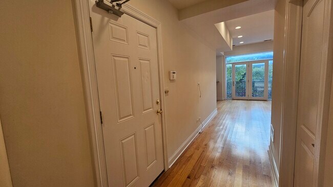 Photo - 3337 N Halsted St