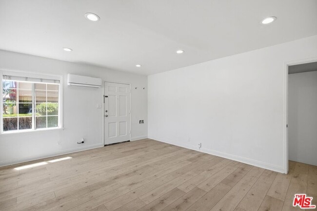 Photo - 14323 Burbank Blvd