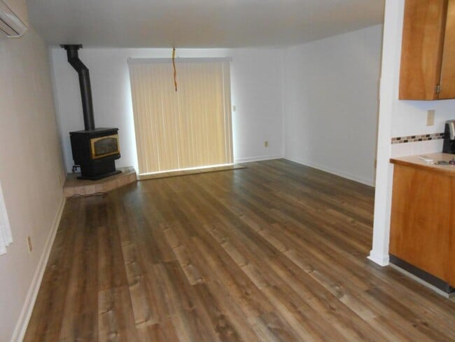 Photo - 780 Rhododendron St