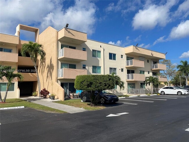 Building Photo - 10300 Coral Wy Unit B-33