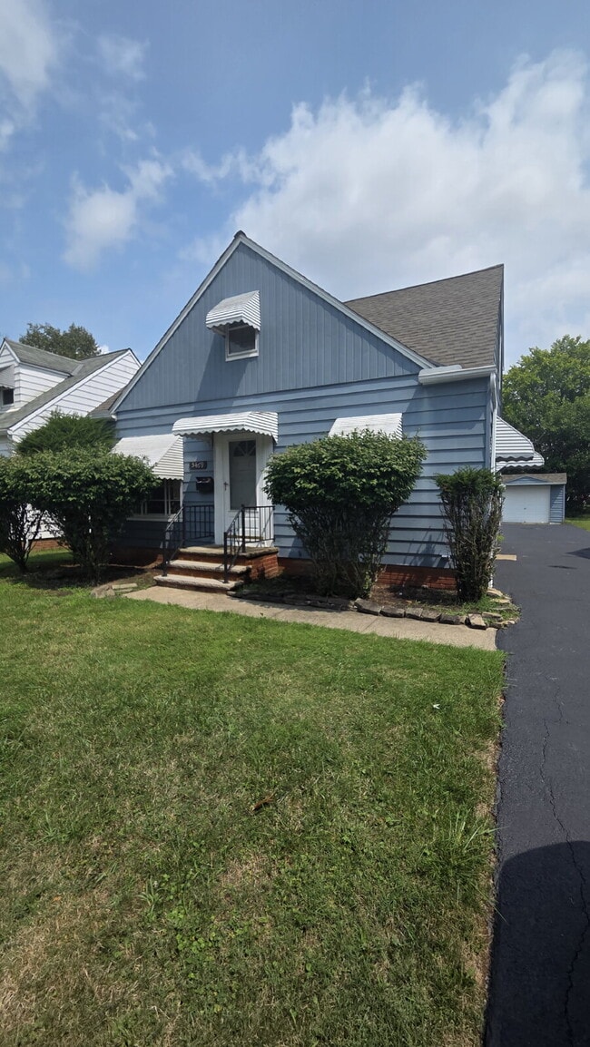 Building Photo - "4-Bed Home in Maple Heights!"