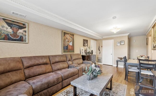 Photo - 390 College Dr E