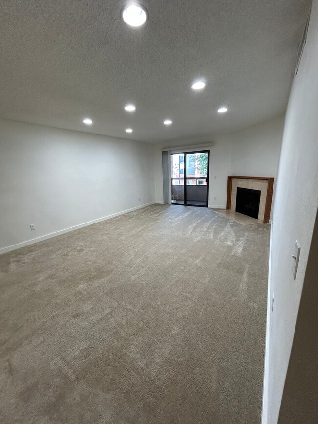 Livingroom - 424 Oak St Unidad 227