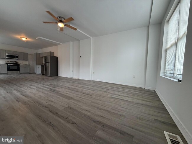 Photo - 731 E 4th St