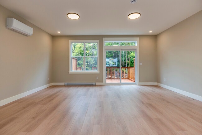 Photo - 72 Colonial Cres